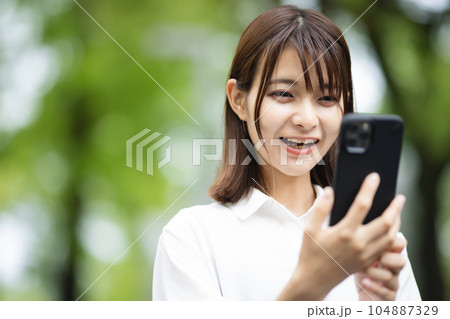 スマホで検索する女性 104887329