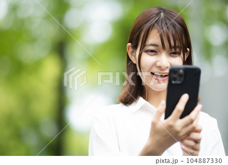スマホで検索する女性 104887330