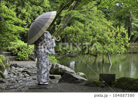 小雨降る兼六園を散策する着物女子 小雨降る兼六園を散策する着物女子 104887380