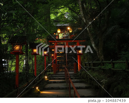 七夕飾りの貴船神社 104887439