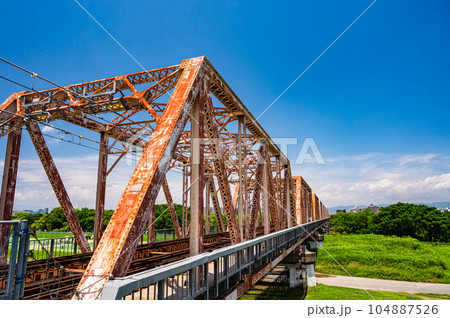 淀川に架かるJR西日本赤川鉄橋　おおさか東線 104887526
