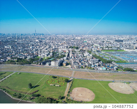 「千葉県」ドローンで江戸川上空から都心方向を望む 104887752