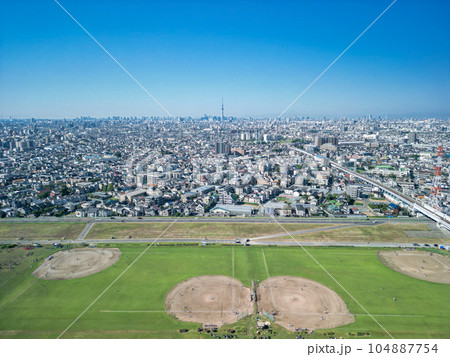 「千葉県」ドローンで江戸川上空から都心方向を望む 104887754