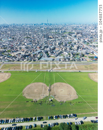 「千葉県」ドローンで江戸川上空から都心方向を望む 「千葉県」ドローンで江戸川上空から都心方向を望む 104887755