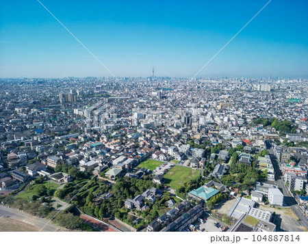 「千葉県」ドローンで江戸川上空から都心方向を望む 104887814
