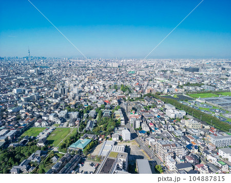 「千葉県」ドローンで江戸川上空から都心方向を望む 104887815