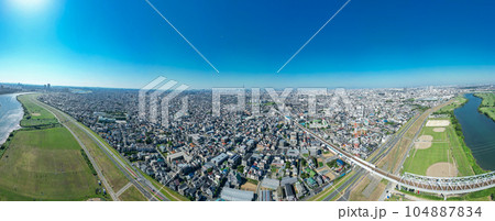 「千葉県」ドローンで江戸川上空から都心方向を望む 104887834