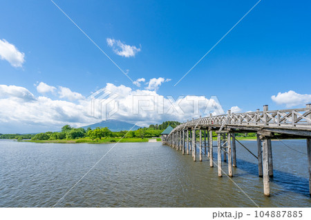 鶴の舞橋　全長300メートル　日本一の木造三連太鼓橋 104887885