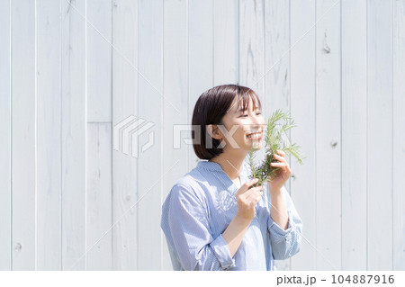 ハーブを持つ女性の写真 ハーブを持つ女性の写真 104887916