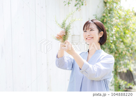 ハーブを持つ女性の写真 ハーブを持つ女性の写真 104888220