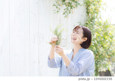 ハーブを持つ女性の写真 104888336