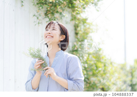 ハーブを持つ女性の写真 104888337