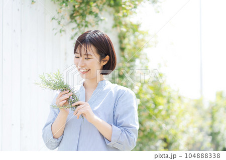 ハーブを持つ女性の写真 104888338