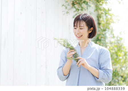 ハーブを持つ女性の写真 104888339