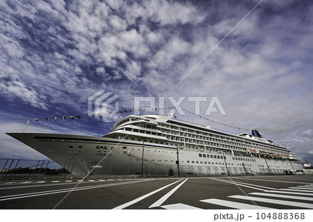 金沢港に入港中のクルーズ客船飛鳥Ⅱ 金沢港に入港中のクルーズ客船飛鳥Ⅱ 104888368