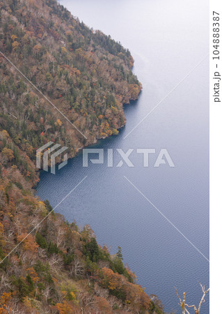 北海道摩周湖の晩秋の風景 北海道摩周湖の晩秋の風景 104888387