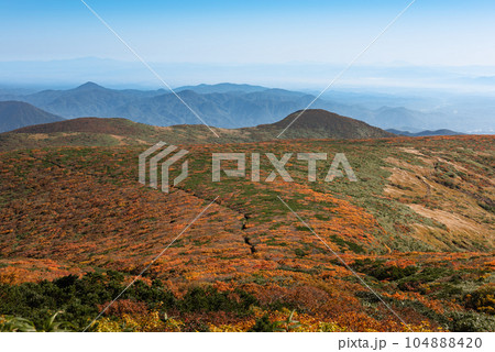 紅葉の栗駒登山須川コース　登山道 104888420