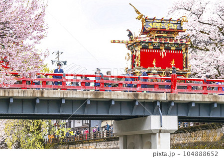 220415雨の高山祭イラスト5g133-3 104888652