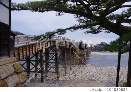 錦帯橋 松 日本らしい景色 日本三名橋 木造橋 岩国 山口県 錦帯橋 松 日本らしい景色 日本三名橋 木造橋 岩国 山口県 104889623
