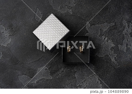Jewelry box with earrings on a gray background Jewelry box with earrings on a gray background 104889890