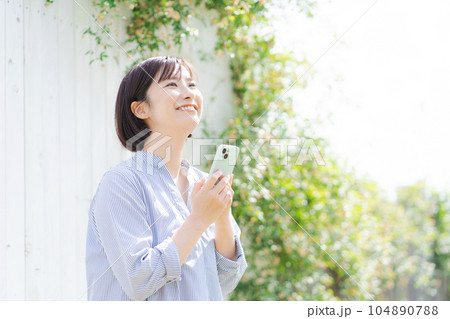 スマートフォンを持つ女性 スマートフォンを持つ女性 104890788