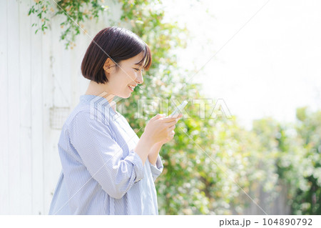 スマートフォンを持つ女性 104890792