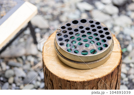 キャンプで設置する蚊取り線香 104891039