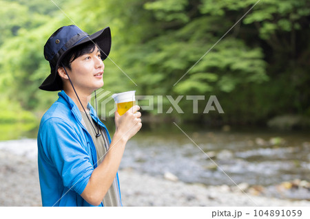 キャンプでビールを飲む男性 104891059