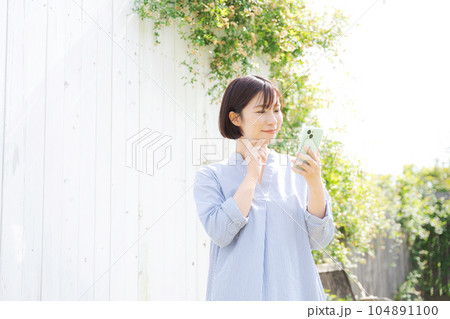 スマートフォンを持つ女性 104891100