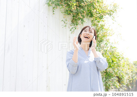 電話をする30代の女性ポートレート 電話をする30代の女性ポートレート 104891515