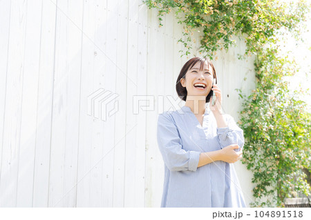 電話をする30代の女性ポートレート 電話をする30代の女性ポートレート 104891518