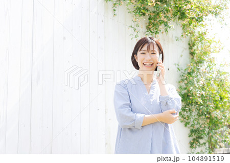 電話をする30代の女性ポートレート 電話をする30代の女性ポートレート 104891519