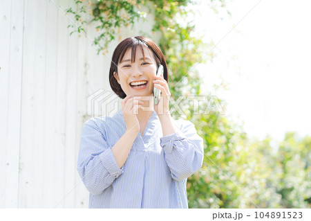 電話をする30代の女性ポートレート 104891523