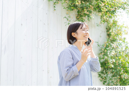 電話をする30代の女性ポートレート 104891525