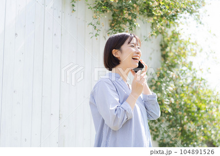 電話をする30代の女性ポートレート 電話をする30代の女性ポートレート 104891526