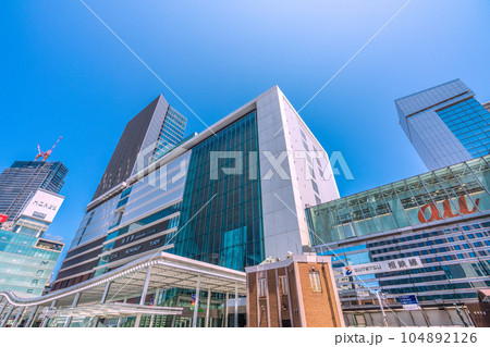 日本の横浜都市景観 猛烈な暑さ…横浜駅やJR横浜タワーなどを望む。暑さで地上は人影が少ない…＝10日 104892126