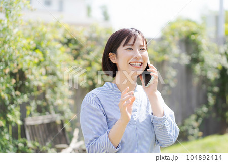携帯電話で話す女性の写真 104892414