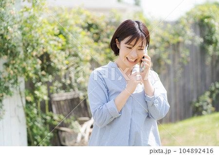 携帯電話で話す女性の写真 携帯電話で話す女性の写真 104892416