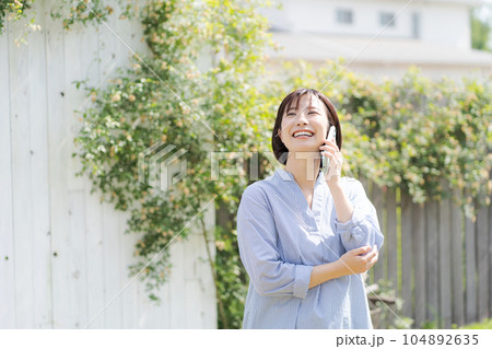 携帯電話で話す女性の写真 携帯電話で話す女性の写真 104892635