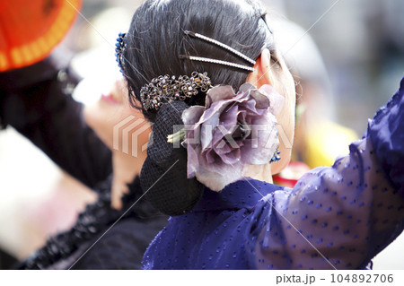 フラメンコの衣装を纏い踊る女性 104892706