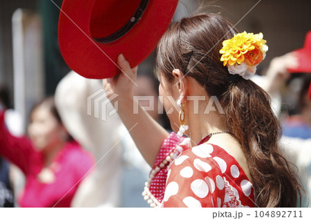 フラメンコの衣装を纏い踊る女性たち 104892711