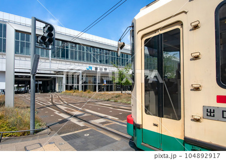 富山市の路面電車と富山駅 104892917