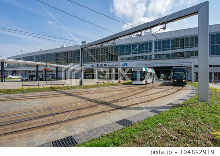 富山市の路面電車と富山駅 104892919