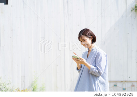 スマートフォンを持つ女性 スマートフォンを持つ女性 104892929