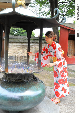 着物姿の外国人女性 着物姿の外国人女性 104893687