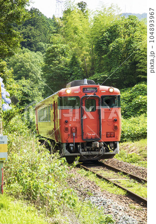 山間を走るキハ40 104893967