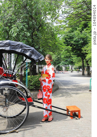 人力車と着物姿の外国人女性 人力車と着物姿の外国人女性 104894014