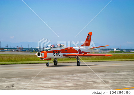 着陸してきた航空自衛隊の練習機 T-1B 着陸してきた航空自衛隊の練習機 T-1B 104894390