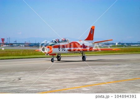 着陸してきた航空自衛隊の練習機 T-1B 着陸してきた航空自衛隊の練習機 T-1B 104894391