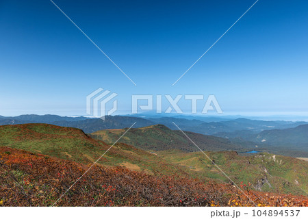 栗駒山山頂付近の紅葉と須川湖 104894537